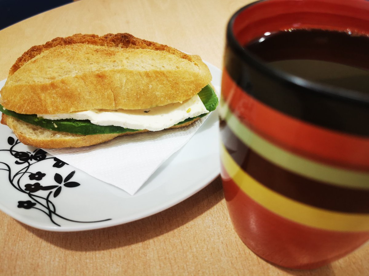 ElDesertFox's tweet photo. Y a veces necesitas pequeñas cosas para ser feliz, como comida. ☕ 🥖🥑🧀
#TeamCochi 🐽 https://t.co/eTtzTDI5kD