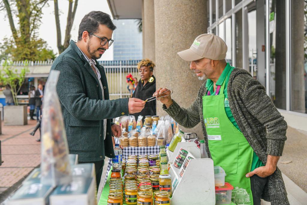 ADR_Colombia's tweet photo. En el 2do #MercadoCampesino en la Agencia de Desarrollo Rural, que contó con la participación de 26 productores rurales de Tolima, Cundinamarca, Boyacá y Meta, quienes ofrecieron productos transformados, frescos y artesanías locales, se lograron ventas por más de $22 millones. https://t.co/cvNth4bhYI