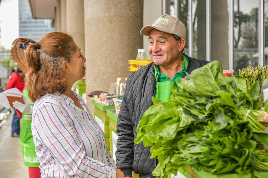 ADR_Colombia's tweet photo. En el 2do #MercadoCampesino en la Agencia de Desarrollo Rural, que contó con la participación de 26 productores rurales de Tolima, Cundinamarca, Boyacá y Meta, quienes ofrecieron productos transformados, frescos y artesanías locales, se lograron ventas por más de $22 millones. https://t.co/cvNth4bhYI