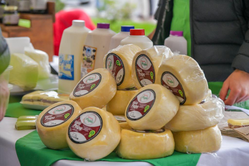 ADR_Colombia's tweet photo. En el 2do #MercadoCampesino en la Agencia de Desarrollo Rural, que contó con la participación de 26 productores rurales de Tolima, Cundinamarca, Boyacá y Meta, quienes ofrecieron productos transformados, frescos y artesanías locales, se lograron ventas por más de $22 millones. https://t.co/cvNth4bhYI