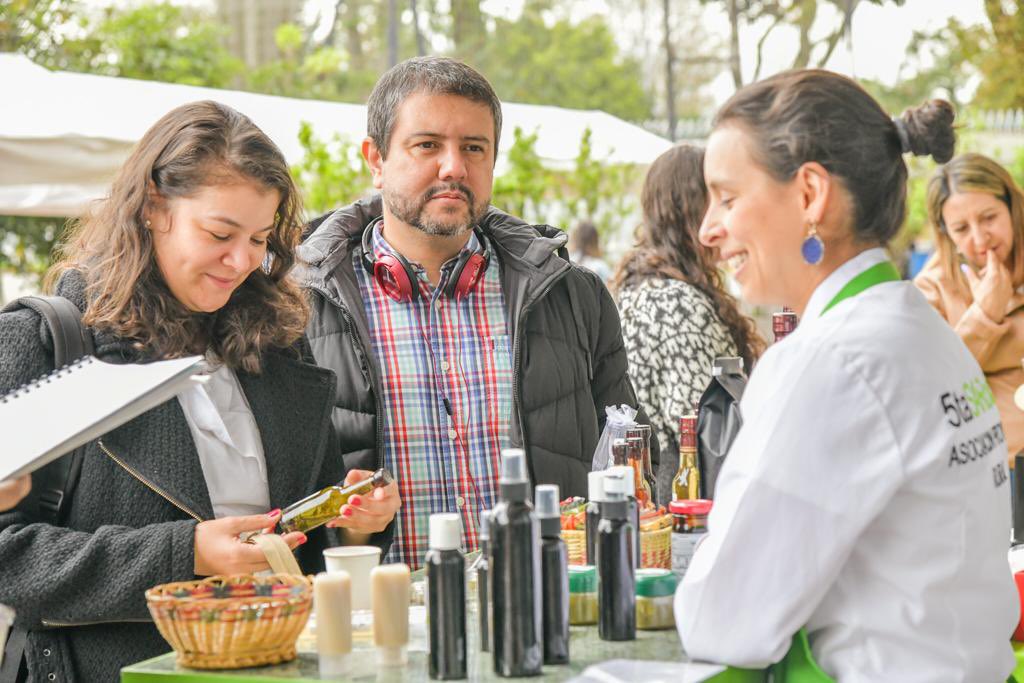 ADR_Colombia's tweet photo. En el 2do #MercadoCampesino en la Agencia de Desarrollo Rural, que contó con la participación de 26 productores rurales de Tolima, Cundinamarca, Boyacá y Meta, quienes ofrecieron productos transformados, frescos y artesanías locales, se lograron ventas por más de $22 millones. https://t.co/cvNth4bhYI