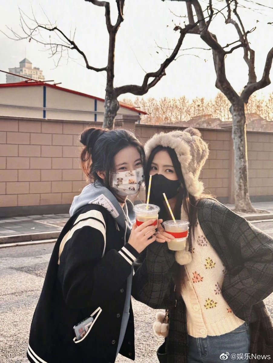tang_fo's tweet photo. Bai Lu and Jenny Sun posted anytime, anywhere #BaiLu #白鹿 #孙珍妮 #SunZhenni #SNH48TeamHII #ColorGirls https://t.co/7jYsK0bl7S