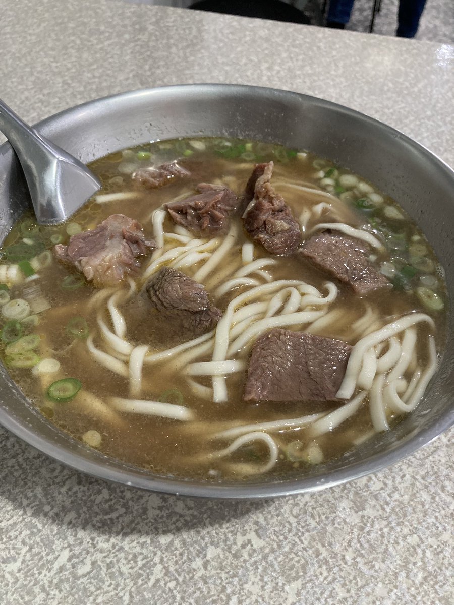 ken14384416's tweet photo. 林記牛肉麵@潮州街
牛肉麵160元
ここに来て牛肉麺の奥深さに気付いたかもしれない。店によって全然違うピンキリぶり。もちろんここのはぶっちぎりにうまい https://t.co/Px8s8wkFqj
