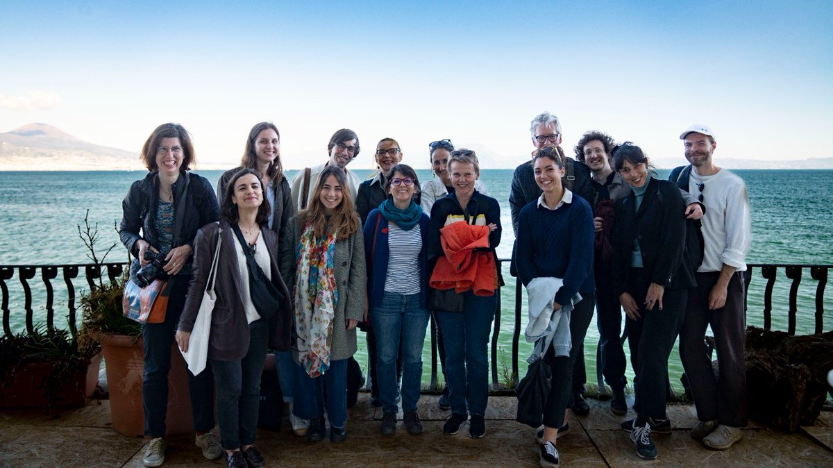 Field seminar partenopeo per gli esperti di "Palinsesto Napoli" sulle orme di Cosimo Fanzago e dello Studio De Felice, con visita al Palazzo Donn'Anna e al teatro della Viceregina Anna Carafa. Eccoli qui sulla terrazza del Palazzo affacciato sul mare! 
 biblhertz.it/it/dept-michal…