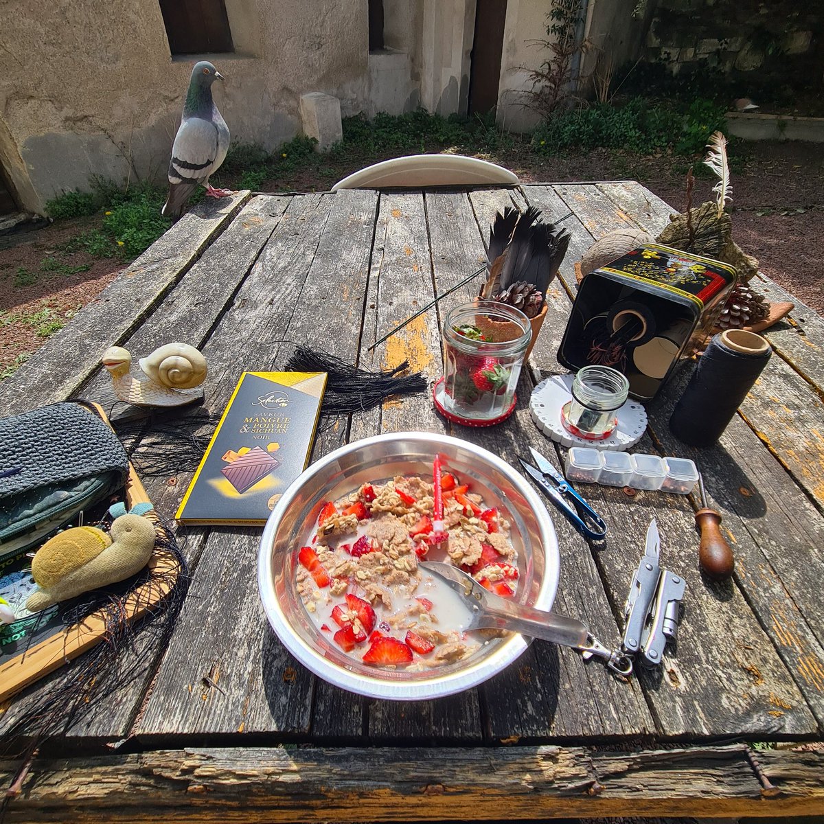kolavalk's tweet photo. Cey la fête cey le jour de la tablette 🥳
(La bougie toute nulle dans le #ptigouter cey pour @SimonBorderline bien sûr) https://t.co/w1v4wcmTHj