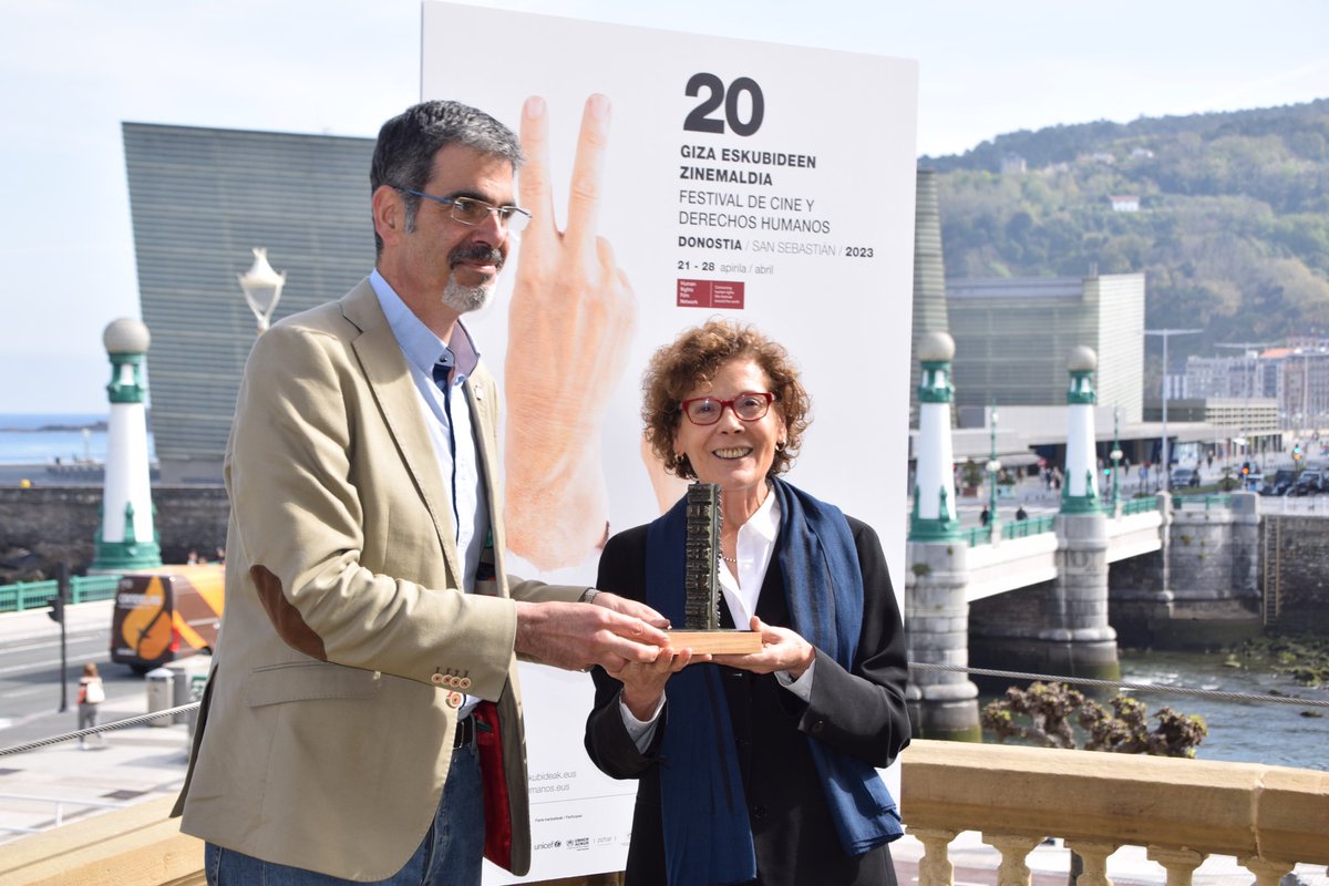 MasDUnoGipuzkoa's tweet photo. Carmen Castillo recibe esta tarde el premio @GizaZinemaldia 
Con Eduardo Yañez @MasDUnoGipuzkoa 21/04/2023 https://t.co/WuoGCSNk7N  
@lazkaoko_udala 
#PuntaikPunta
@GrupoDelta1 
#CarmenCastillo
#RomeríaSanMarcos
@PalenzuelaG 
@doctorazuluaga 
@Casino_Kursaal 
@LuisMarianoIrun https://t.co/WLi832dQD4