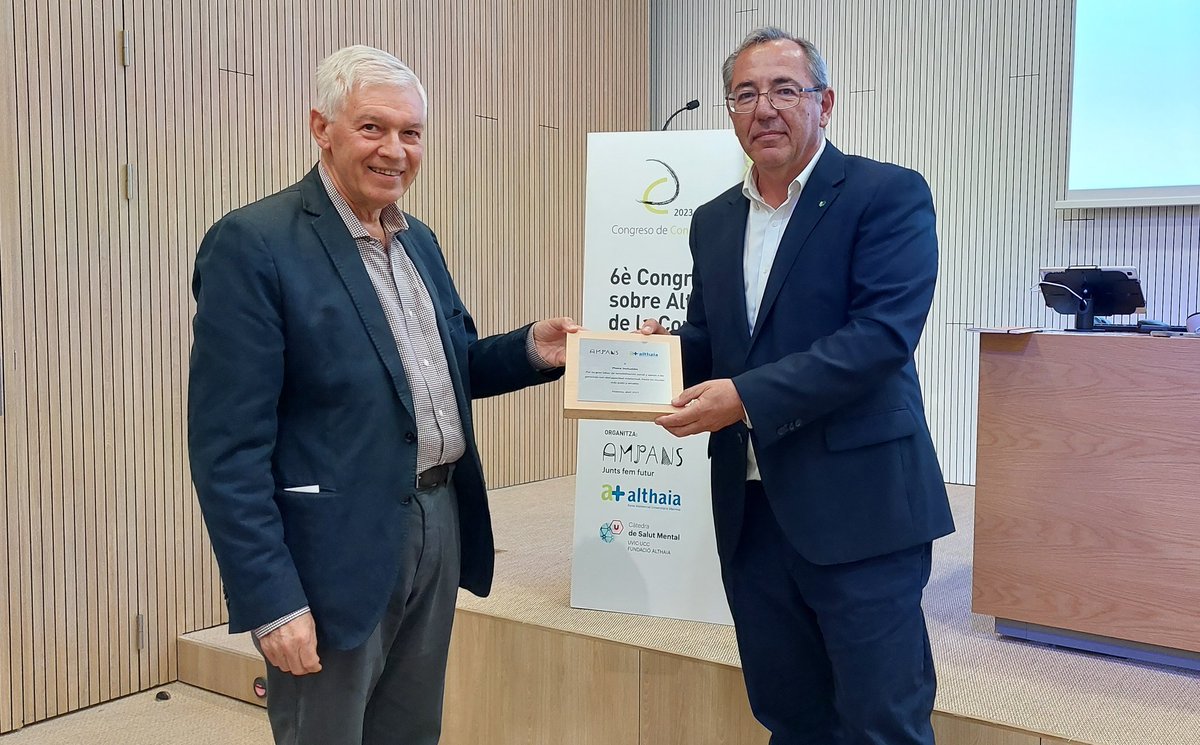 cconducta's tweet photo. 🏅 Al final de la sessió d'aquest matí, el @cconduc fa un reconeixement al Sr. Enrique Galván @Egalvanlt, director de @Plenainclusion, pel seu compromís en la formació, divulgació i lideratge de projectes relacionats amb les persones amb discapacitat intel•lectual.
#cconducta https://t.co/cEjLdDzBPZ