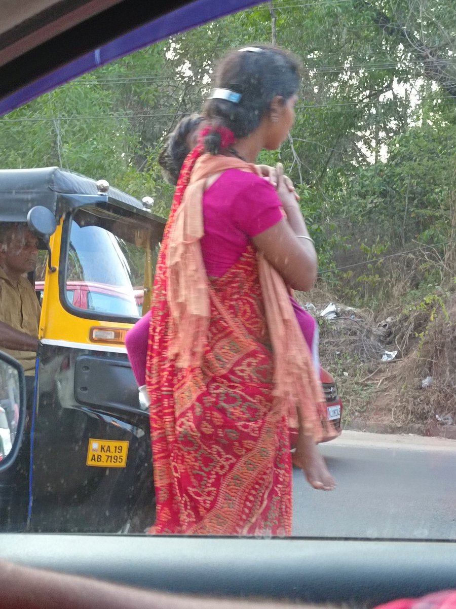 ash_moras's tweet photo. @mangalurucorp @SmartMangaluru @BjpMangaluru @compolmlr this lady is at nantoor circle begging with a heavily sadate kid. Why are we soo blinded to this child abuse. Be it a parent or a guardian nobody has rights to do this. She ran away as soon as I tried to capture her face. 💔 https://t.co/OLpDBCl4jE