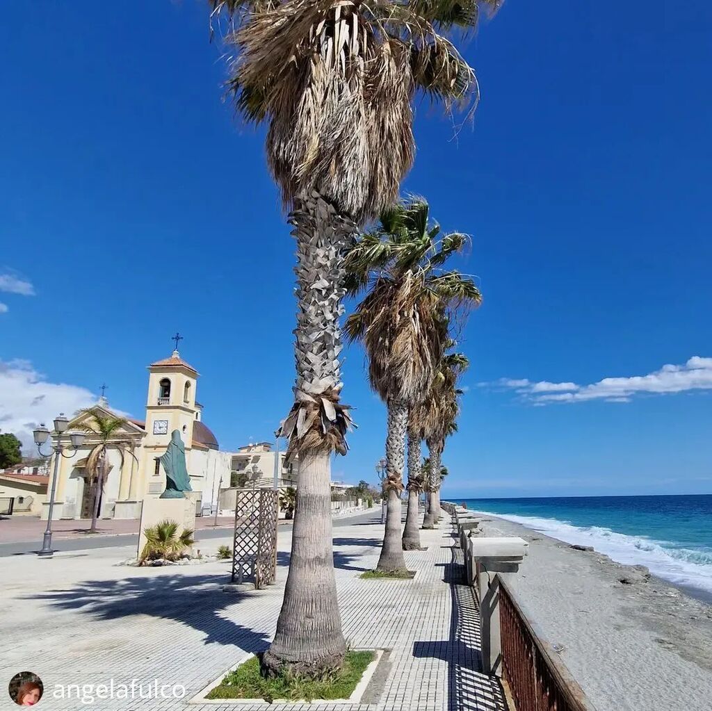 CalabriaTweet's tweet photo. Sul lungomare dei Mille. Grazie a @angelafulco per questo scatto da Melito di Porto Salvo (RC)!
#lungomaredeimille #melitodiportosalvo #melitoportosalvo #reggiocalabria #calabriatweet #lungomare #seafront #visititaly #visit #calabriadaamare #travel #viag… https://t.co/aRMkzNSugV https://t.co/B05jvN1jeI