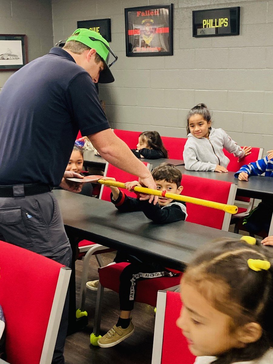 HurleyElem's tweet photo. 🚒🔥🧯ESL FIELD TRIP🧯🔥🚒

Our ESL Students went to Lock Fire Department for a Field Trip!! https://t.co/WOxQTjIewb