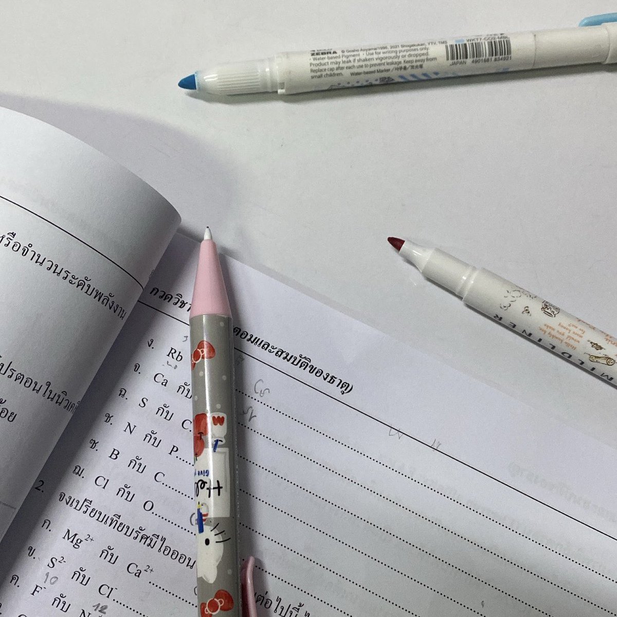 thisissiy's tweet photo. ˗ˏˋ #sycstudy #dek69 ´ˎ˗
@ 21 April 2023 ˙ᘧ ͜ ˙
วันนี้ช่วงเช้ากับบ่ายนอนกลิ้งไปกลิ้งมา😭 แล้วก็ตอนเย็นไปเรียนเคมีคับ เนื้อหาสนุกมากก แต่ตารางธาตุไม่สนุกเลยy——y https://t.co/tobnmWKwJO