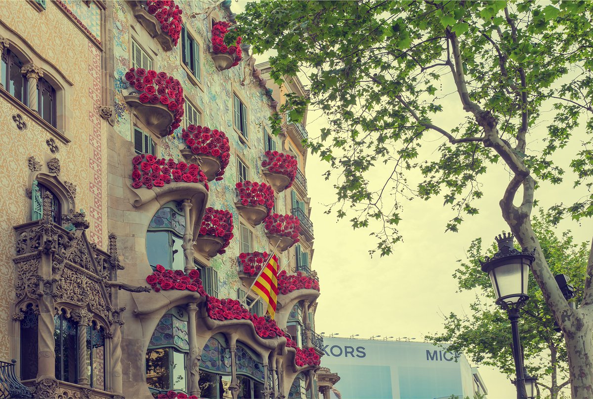 xruiztru's tweet photo. Today, the power of love and literature are massively celebrated in Barcelona and all over Catalonia. People exchange books and roses, a tradition passed down for generations.

Definitely my favorite day of the year. Feliç Sant Jordi! https://t.co/V7GBylcC35