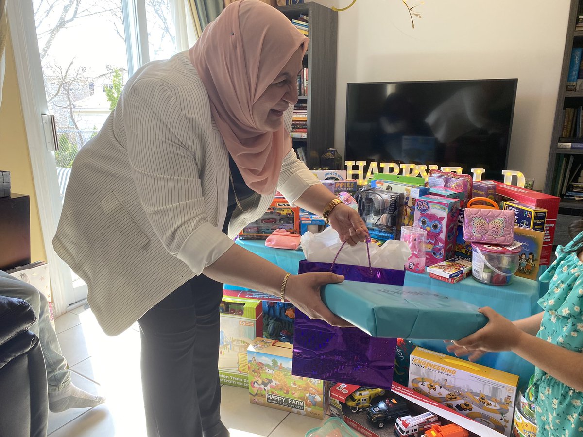 AmiraElghawaby's tweet photo. I’m wishing everyone an incredibly joyous #Eid &amp; will take a moment to acknowledge the efforts of community organizations like @NisaHomes that help ensure everyone celebrates 🎉 including women and children who are living in shelters or transitional housing. 🙏🏼❤️#Eid2023 https://t.co/ZIFN3BzIHu