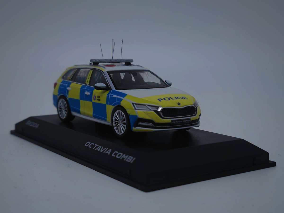 blue_code3's tweet image. A long shot but anyone has the rear pics of this GN72AVD?😢