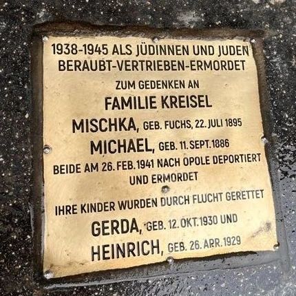 barbarafeldman's tweet photo. From Leopoldstadt to Leopoldstadt.  I'm flying into NYC from a family history trip to Vienna.  While there, my daughter and I laid a Stone of Remembrance in front of the building where my mom's family once lived. It honors the memory of my great aunt Mys… https://t.co/qMNNRPzQ2L https://t.co/jMogsXIjUG