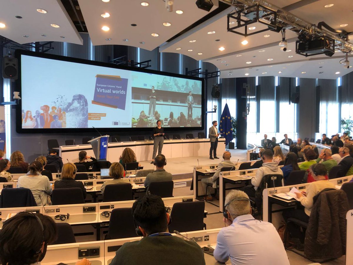 The last session of the EU Citizen Panel on #VirtualWorldsEU has started in Brussels. Our colleague @JenRueBelle together with @AVAntoineVergne facilitates the 150 randomly selected citizens from all over the EU to develop their recommendations for @EU_Commission until Sunday.