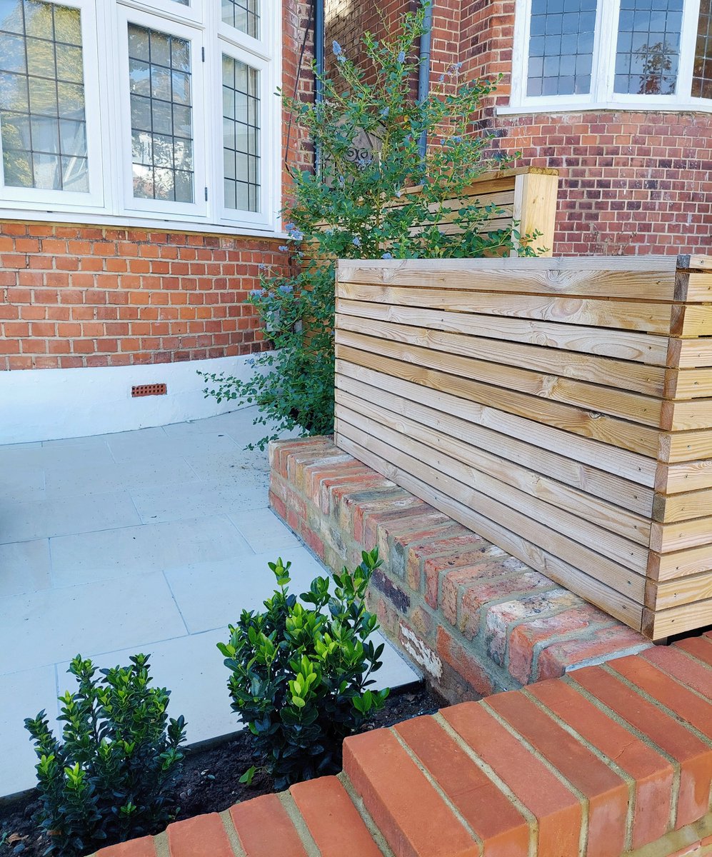FrontGarden_Co's tweet photo. This multi-level slatted garden fence matches and contrasts with the red brick wall to add texture and style to this London front garden.

https://t.co/hAoRddIT7M

#fencing #gardeninspiration #gardenlandscaping #practicalgardens #frontgarden https://t.co/1UnDHslMz7