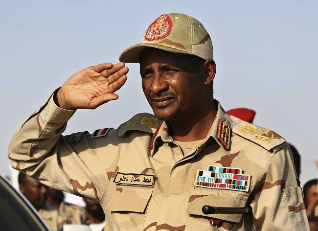 🔴اليوم السادس من الاشتباكات في #السودان ولازال حميدتي  

- برتية فريق اول 
- نائب رئيس مجلس السيادة 
- قائد قوات الدعم السريع التي لازالت الدولة السودانية تعترف بها كجسم شرعي 
- معترف به في المجتمع الدولي

بالإضافة إلى ذلك لم توجه له الأجهزة العدلية في السودان اي اتهام
