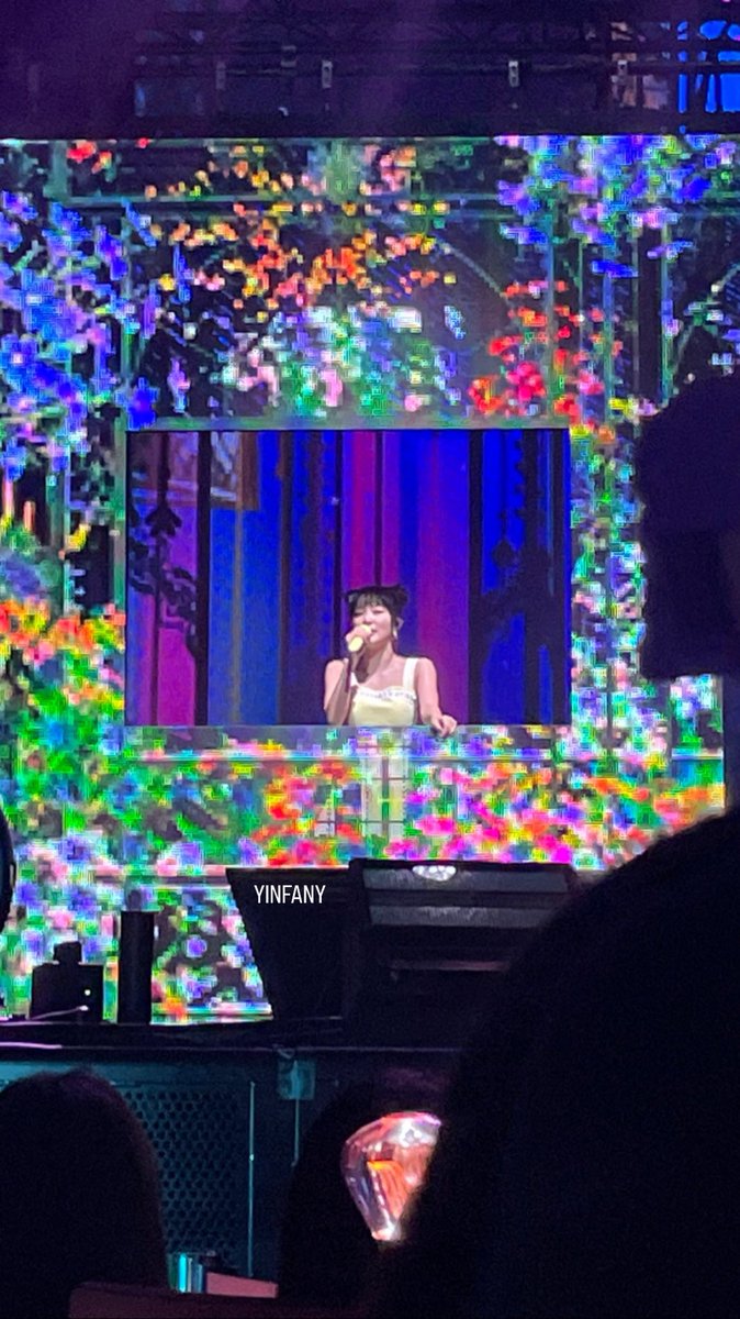 แก ขอโทดนะแต่ชั้นไม่เข้าใจจริงๆว่าโปรดักชั่นอลังการๆจากฝั่งซ้ายที่เกาหลี มันกลายเปนน่าเกลียดขนาดฝั่งขวาที่สิงคโปร์ได้ยังไง นี่มันอะไรจากพร้อบพันล้านกลายเปนจอจนๆแบบนี้😭