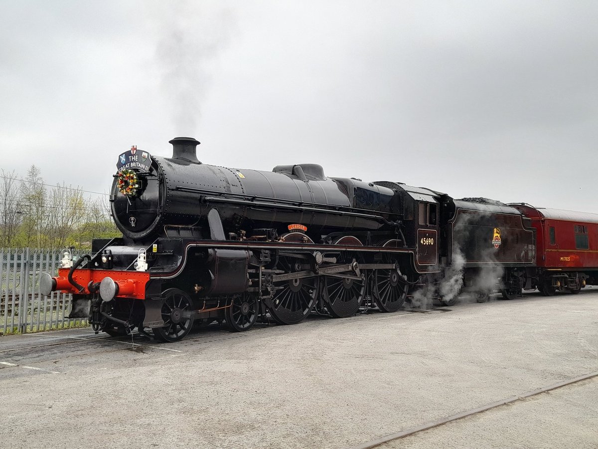 jaymz_hatstand's tweet photo. Looking magnificent after arriving for servicing @RailwayMuseum, Stanier Jubilee 45690 Leander simmers happily #ClassicSteam #Railways #Trains #Jub https://t.co/JH3wbsSzGr