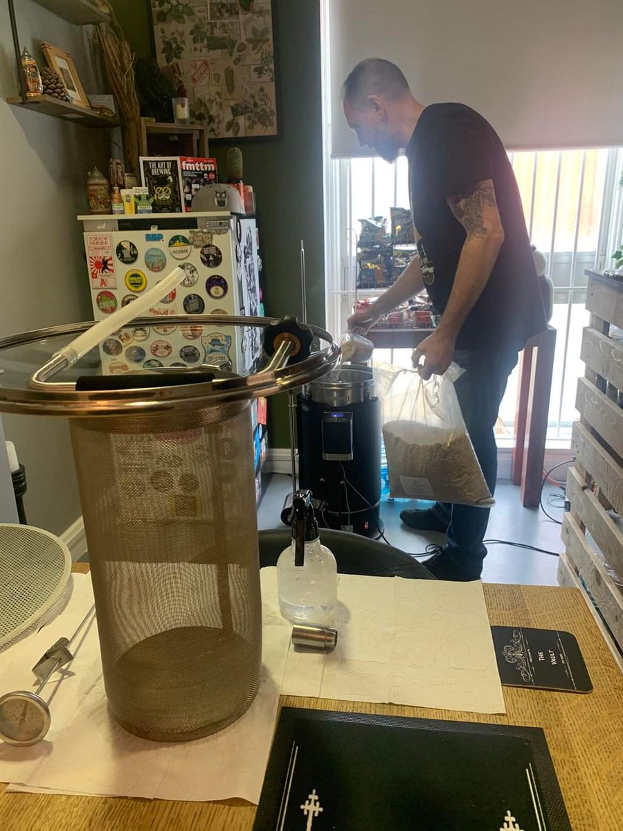estonartscentre's tweet photo. #BrewDay #thevaulteac Mark brewing California Steamin' - a pseudo lager with Kveik Lutra yeast for clean flavour and quick fermentation. Ready to drink on our foraging day, 13 May. Sign up on Eventbrite or in EAC. #theartofbrewing #beerisart #eston 🍻 https://t.co/5PyoG0LrL6