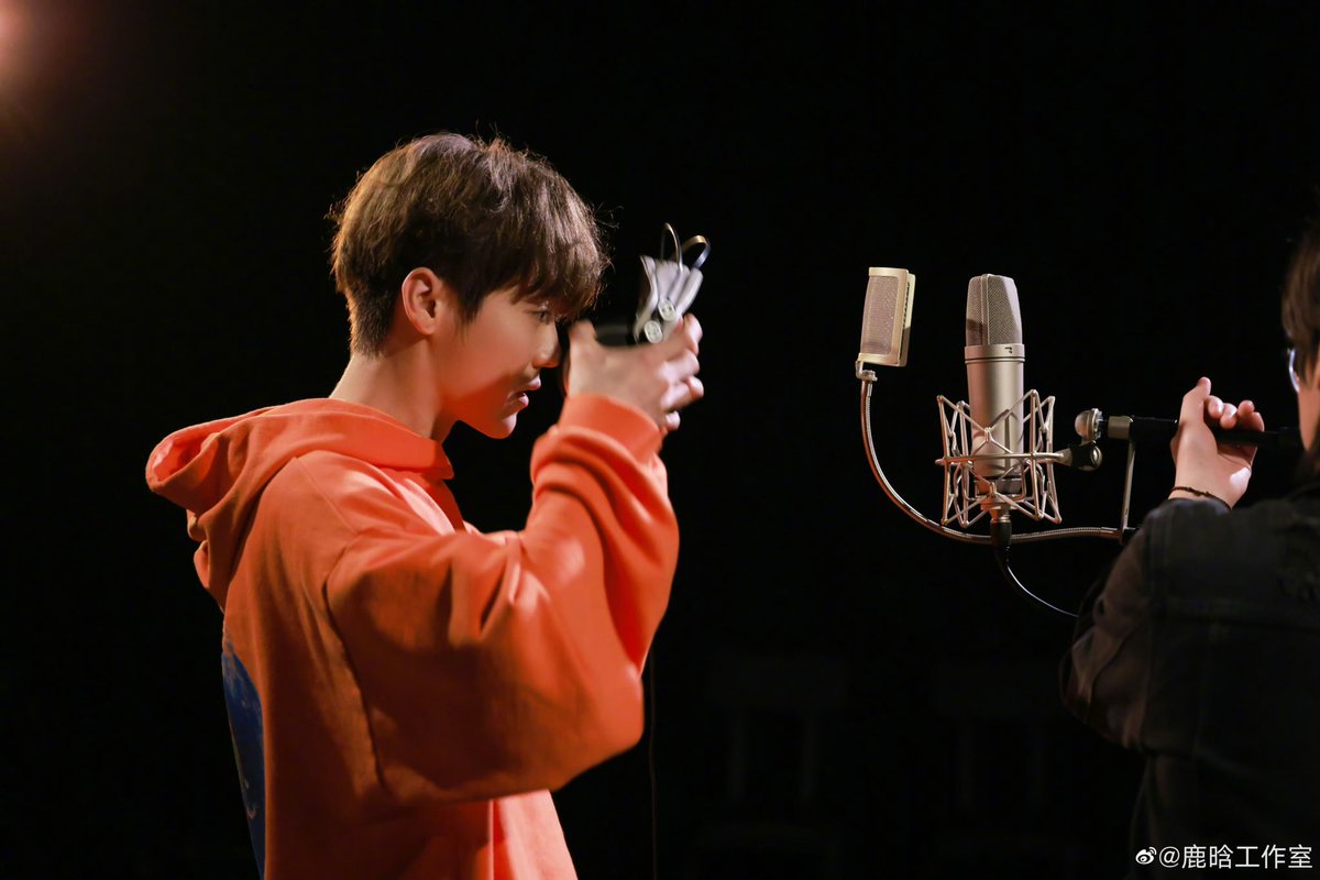lu01042012's tweet photo. #SingerLuhan 🧡🖤 https://t.co/WTkHc2iEZx