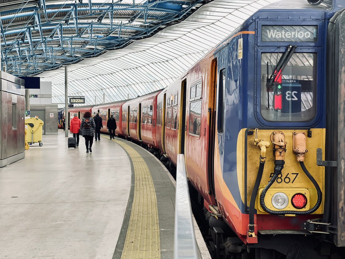 monsieurvava's tweet image. [@SW_Help #Class455]
On my way from Waterloo to Putney station, and only because Class455✨ missed me a lot, and because they are what they are… just lovely♥️