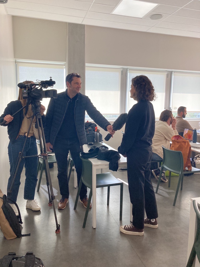 🎥 #Média | Ce matin, <a href="/F3Aquitaine/">France 3 Aquitaine</a> était sur notre campus de #Bordeaux pour interroger étudiants, intervenants et responsable de programme (Yann Chaigne) 👉 afin de réaliser un #reportage sur la #formation dans le secteur viti-vinicole. 🍇

Diffusion dimanche 30 avril à 11h ! 📡