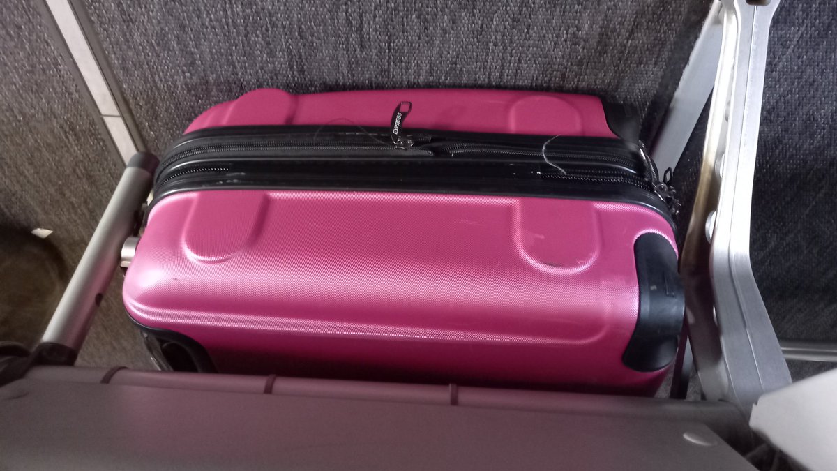 marilu59mu's tweet photo. Adjunto foto de lo que dice en su página respecto del equipaje .En ninguna parte mencionan que " que el equipaje debe ser blando" Sólo da las medidas con las que cumplía. Va la foto de mi maleta bajo el asiento.
#pésimaexperienciaenlatam https://t.co/SxNtQ7omVY