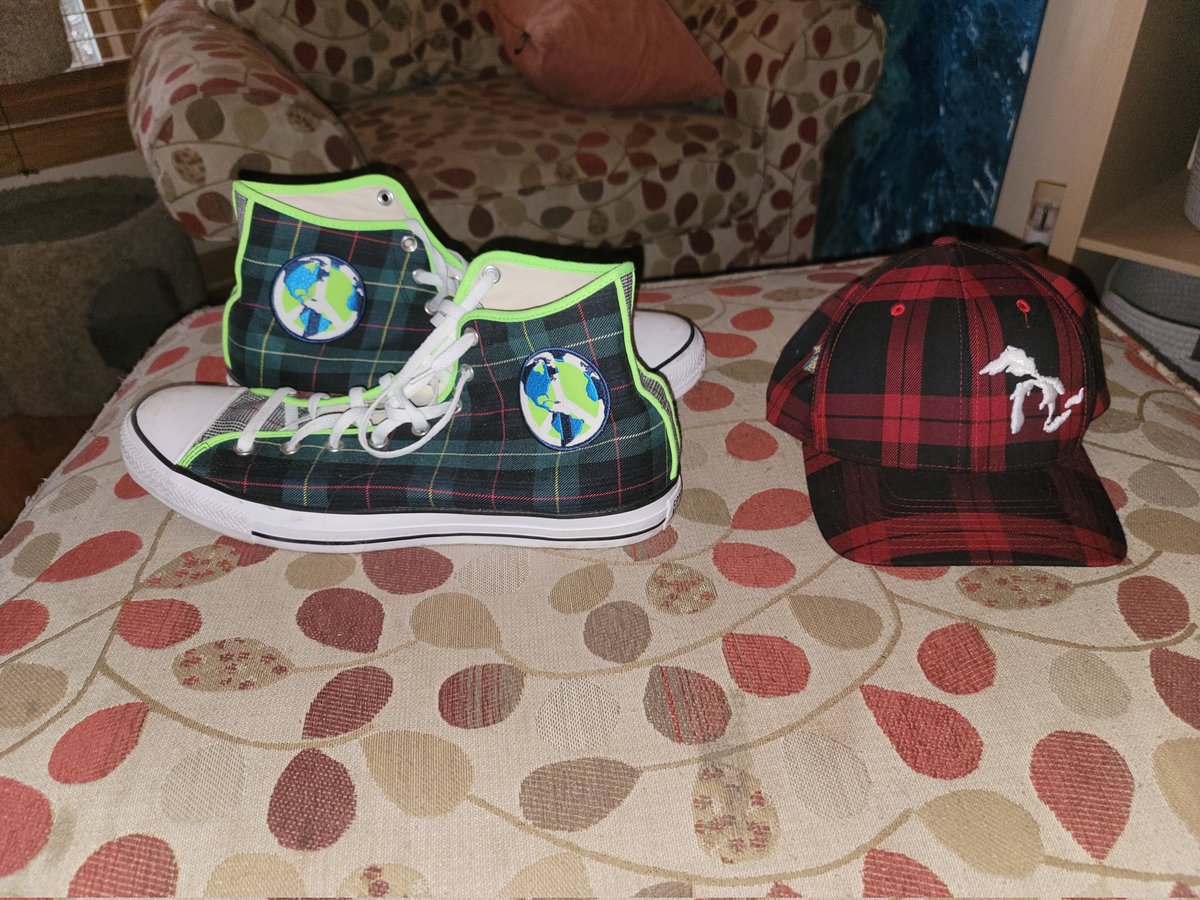 ddteachpaz's tweet photo. @GWHS_Patriots @ChiPubSchools @CTULocal1 
#GreenSchools
#EarthWeek2023 #CTUclimatejustice
Had to break out the shoes and hat in homage to protecting our planet, clean water supplies, and our air on the East Side! ✊🏻💙💚❤️🌈🌞
@WBEZeducation @WBEZ 
@SSKedreporter @Brandon4Chicago https://t.co/45pC4aE7Nd