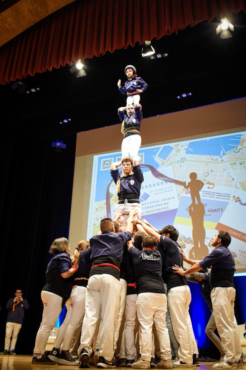 XiquetsSerrallo's tweet photo. Aquest matí hem assitit a la convenció XXVIII Congrés Nacional Català d’Urgències i Emergències on hem descarregat un pilar! 
#castells #UnDiaDeCastells https://t.co/skeHDO7oJ8