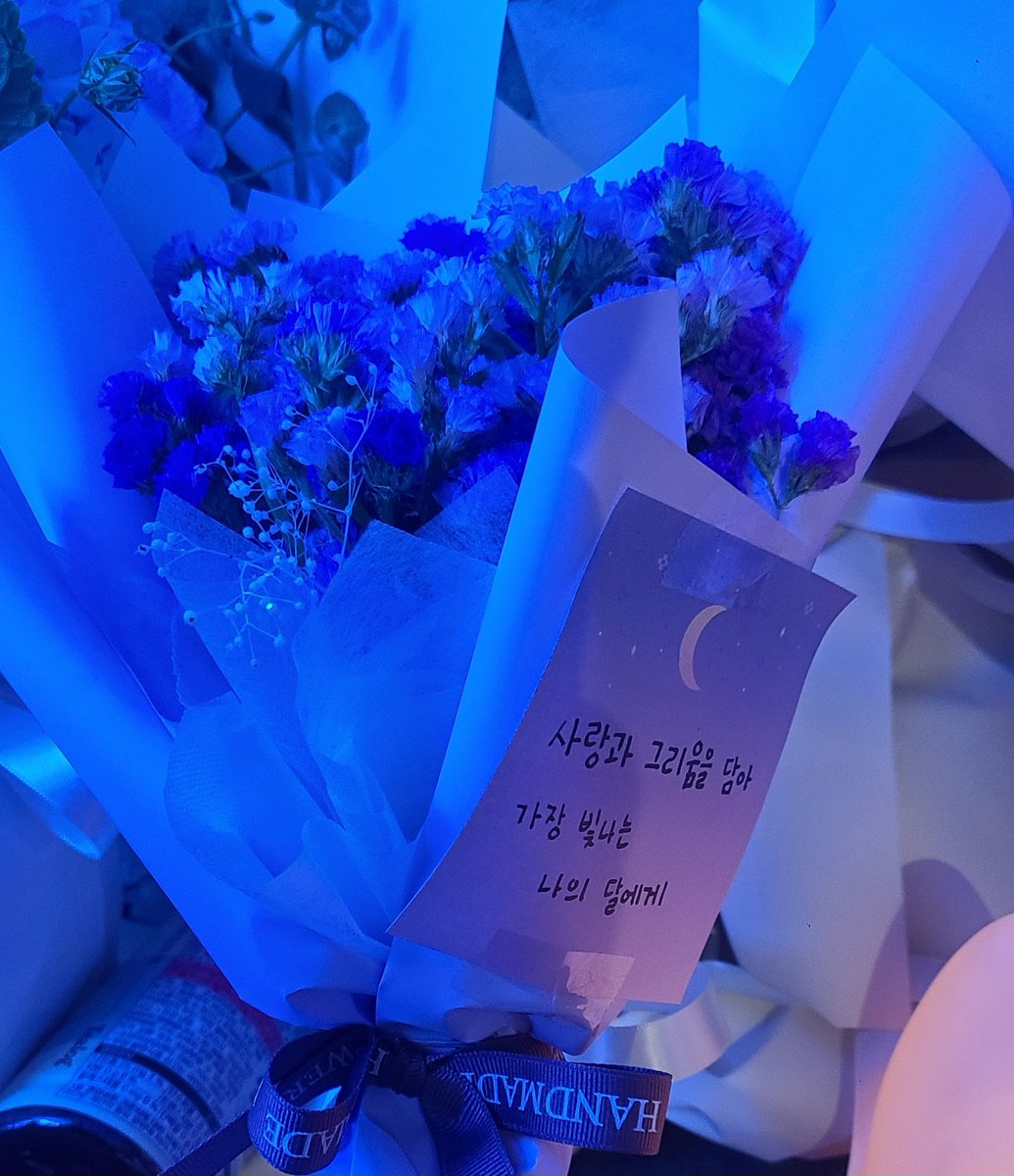 __MoonRock's tweet photo. 사랑하는 나의 달, 빈이야.

빈아, 내 두 눈으로 너가 여행을 시작했다는 걸 마주했을 때 다시 한번 무너져 내리면 어쩌나 많이 가슴 졸였던 것 같아.
그런데 너가 많은 사랑 속에 있다는 걸 확인하니까 오히려 안심이 되더라. 우리 빈이 외롭지 않겠구나.

빈아, 내 하나뿐인 달. 정말 많이 사랑해. https://t.co/hBRlnSL6aP