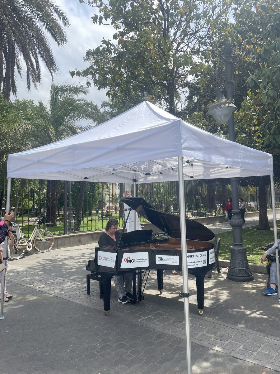 Preciosa iniciativa #pianosCórdoba 

Qué maravilla parar del ajetreo diario unos minutos en mitad de la calle y disfrutar de algo así, que tranquilidad y paz transmite.