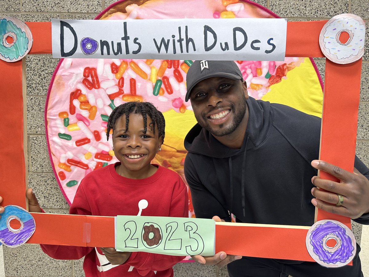 CoachDjSmith's tweet photo. Happy Friday! #DoughnutsandDudes https://t.co/eckOcouzpn