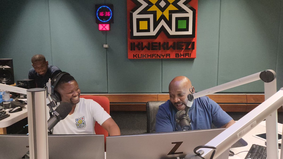 RealDJ_Rvoonah's tweet photo. #SibuyanaweExpressLane326
#HappyFriday Lotjhani #TGIF 🔥🔥🔥🥳🥳🥳@Ikwekwezi_FM @RealDJ_Rvoonah @JoeTsima #40years #umkhanyowamambala https://t.co/9mMRNOiJBy