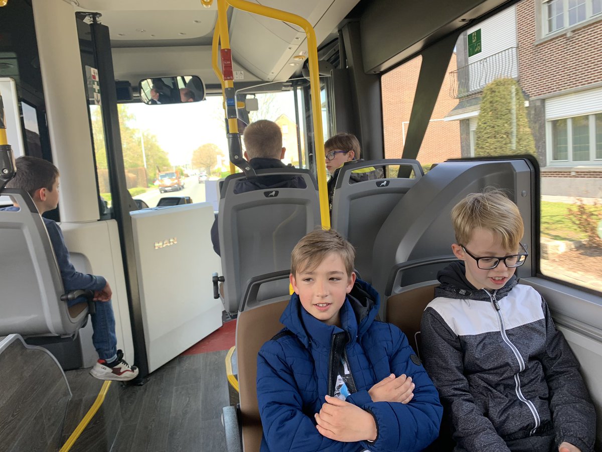 juf_LoreMaes's tweet photo. Met de festivalbus naar #MOOOV #filmfestival 📽️ https://t.co/JJLv458qpI