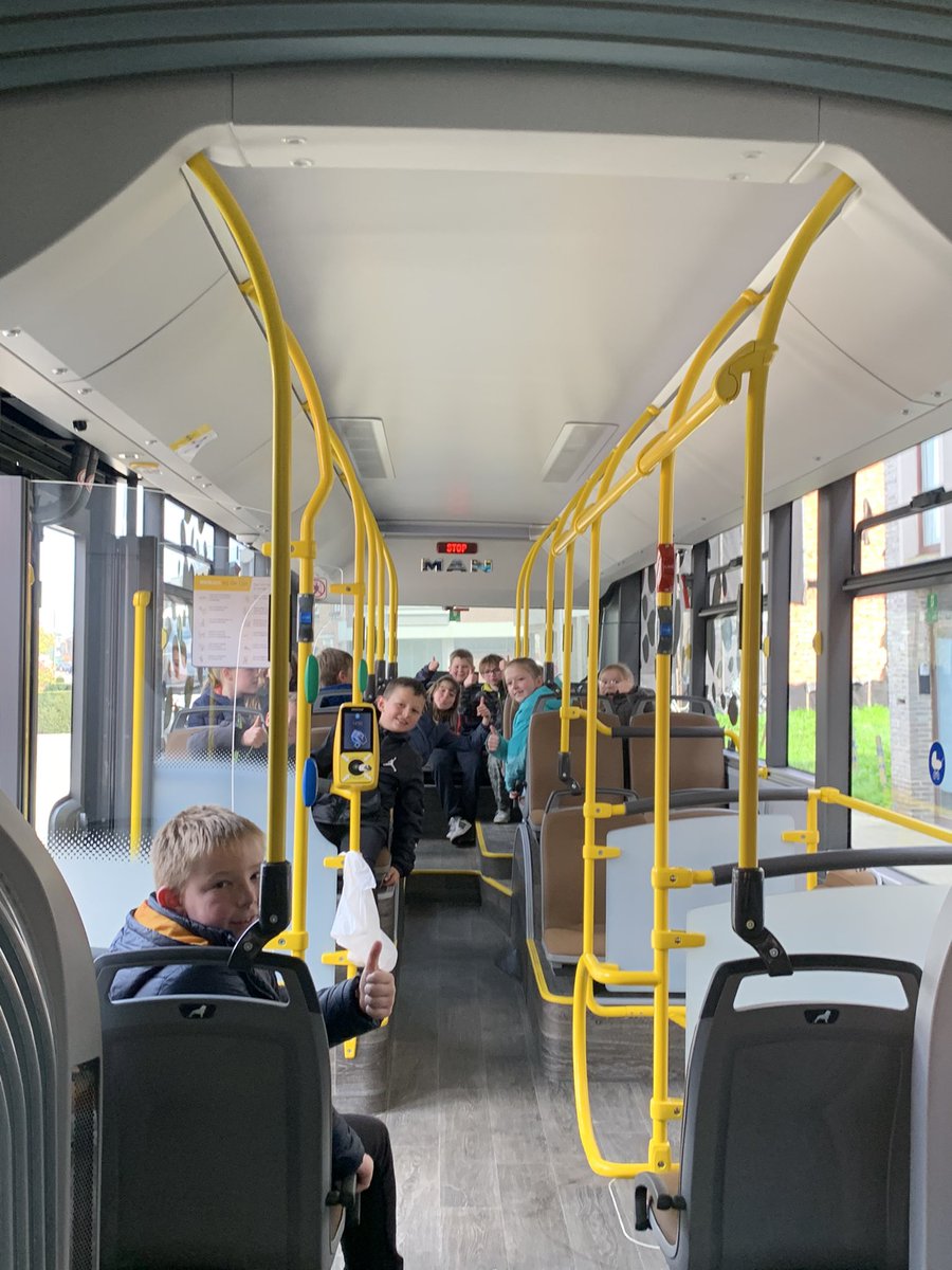 juf_LoreMaes's tweet photo. Met de festivalbus naar #MOOOV #filmfestival 📽️ https://t.co/JJLv458qpI