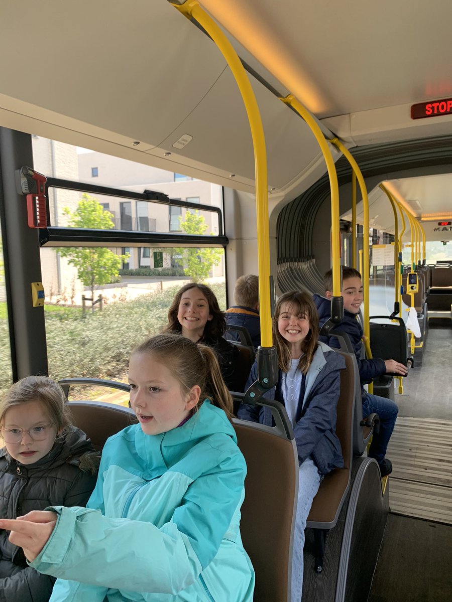 juf_LoreMaes's tweet photo. Met de festivalbus naar #MOOOV #filmfestival 📽️ https://t.co/JJLv458qpI