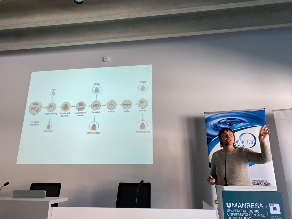innovacc_cat's tweet photo. Mariona Pratdesaba directora de projectes d'INNOVACC durant la seva presentació sobre la reutilització d'aigües en el sector carni a la jornada d'avui divendres sobre circularitat dels recursos a la indústria càrnia realitzada a @UManresa
@BETA_TechCenter #MAFRICA @AccelWater https://t.co/NXL3Iiquv5