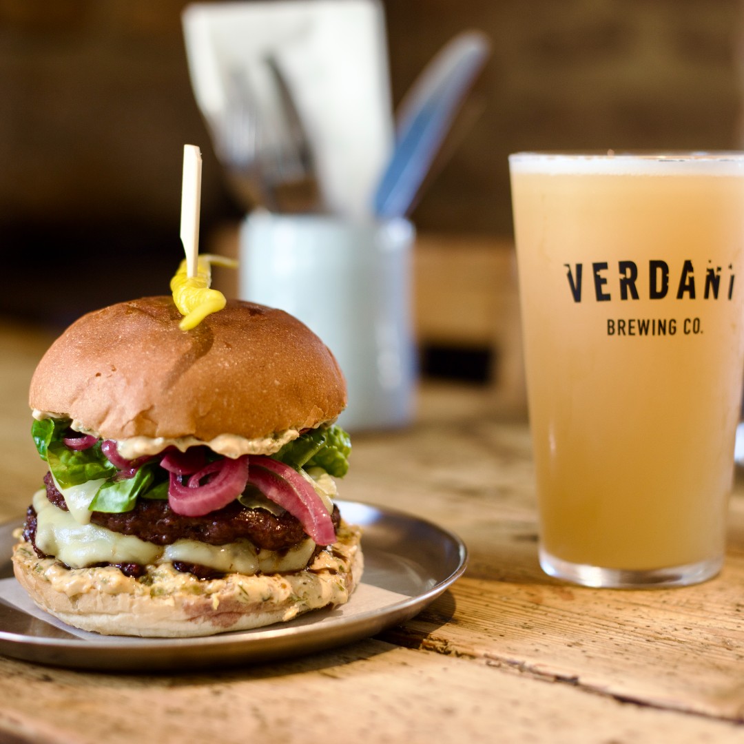ThePacketInn's tweet photo. Whether you’ve had a busy day working, entertaining the kids, or getting stuck into those springtime jobs in the garden, surely one of these beauties is calling! 

#packetinn #smokehouse #legendaryburgers #cornwallfood #grassfedbeef #dabarabakery https://t.co/H0f2MIvkWe