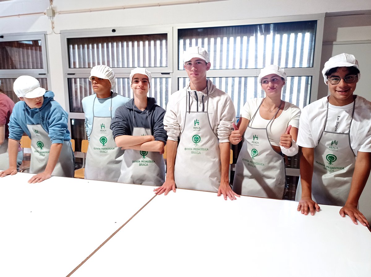CIDEcooperativa's tweet photo. Els alumnes de 3r d'ESO que gaudeixen d'una beca Erasmus Plus, cofinançada amb fons europeus, continua la seva estada a Braga, Portugal. Han fet activitats de conscienciació mediambiental i van finalitzar amb un sopar d'agermanament @sepiegob @CooperativaCIDE https://t.co/Kad6cKHoHH