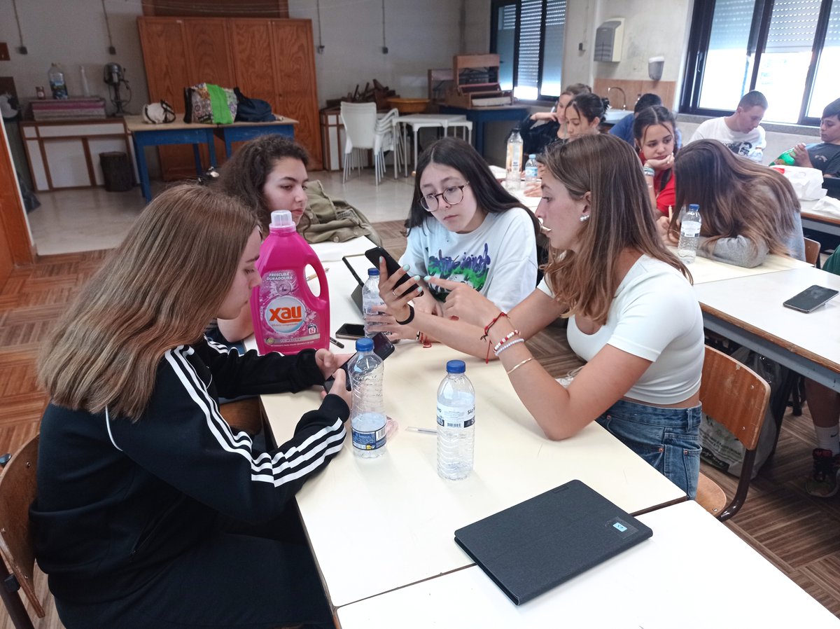 CIDEcooperativa's tweet photo. Els alumnes de 3r d'ESO que gaudeixen d'una beca Erasmus Plus, cofinançada amb fons europeus, continua la seva estada a Braga, Portugal. Han fet activitats de conscienciació mediambiental i van finalitzar amb un sopar d'agermanament @sepiegob @CooperativaCIDE https://t.co/Kad6cKHoHH