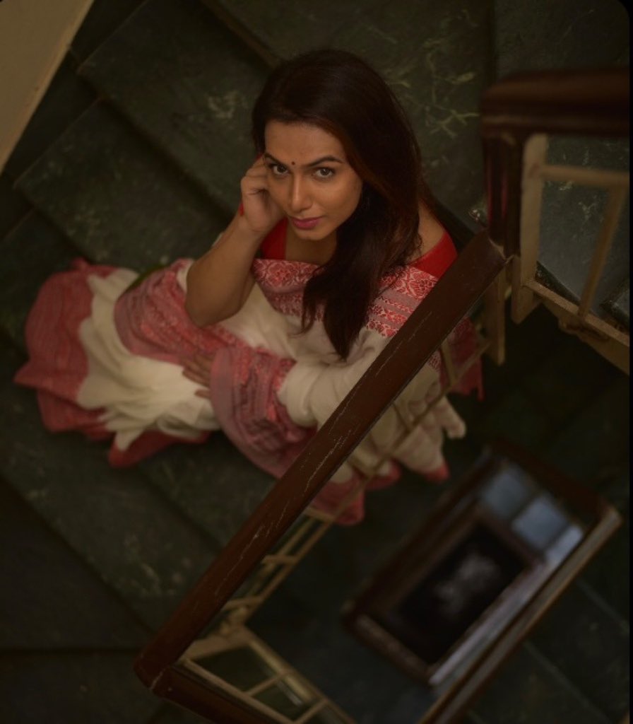 Sings in the voice of amber… 🌺 

#kolkata #evenings #bengali #sareelovers