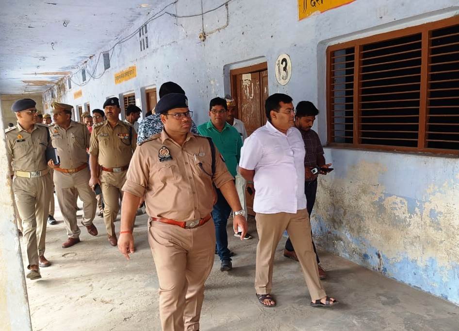 siddharthnagpol's tweet photo. #SP_SDR @AmitKAnandIPS व #dmsid1 द्वारा नगर निकाय चुनाव नामांकन स्थल तहसील डुमरियागंज तथा स्ट्रांग रुम का निरीक्षण कर आवश्यक दिशा-निर्देश दिया गया।
#UPPolice
#siddharthnagpol https://t.co/kuMXfOBAf5