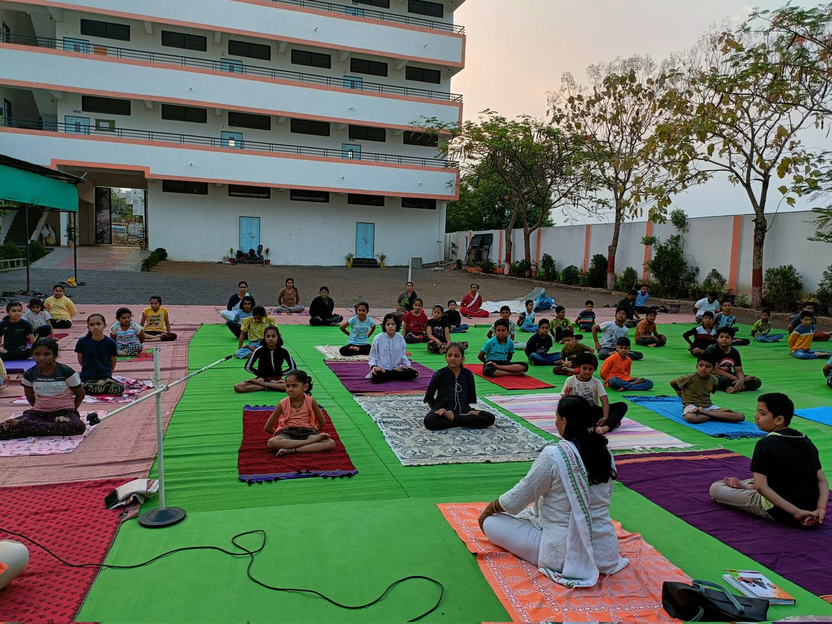 MPYS12's tweet photo. ओम श्री गुरुभ्यो नमः 🙏
#MPYS Latur
टाइम्स पब्लिक स्कूल में बच्चों के लिए योग शिविर लिया गया 🕉️🙏🏻
@yogrishiramdev
@Ach_Balkrishna
@bst_official
@DrJaideepArya
@rakesh_bstpyp
@SwamiNaraddev
@Sanjivani_MPYS https://t.co/Y5nGULVy9X