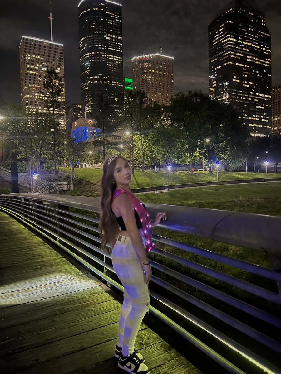 luvlykenz's tweet photo. 4-19-23 😘🫶🏽 #18th #birthday #legal #houston https://t.co/yeWBMhDz5U