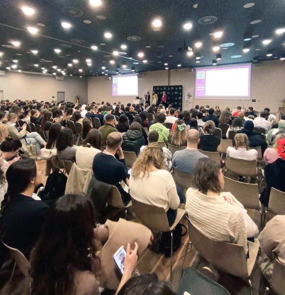 #EPSA_AC23 | Thank you <a href="/AstraZeneca/">AstraZeneca</a> for your inspiring presence in our Annual Congress.

While bringing science and innovation closer to students, it was a pleasure to have an overview on its values and vision 💊🧬

#HealthInnovation
