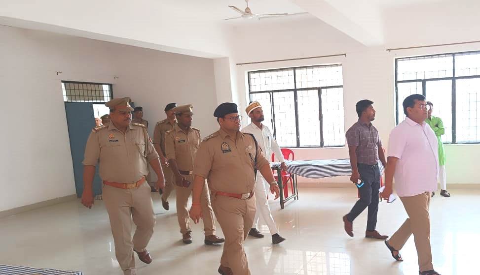 siddharthnagpol's tweet photo. #SP_SDR @AmitKAnandIPS व #dmsid1 द्वारा नगर निकाय चुनाव नामांकन स्थल तहसील डुमरियागंज तथा स्ट्रांग रुम का निरीक्षण कर आवश्यक दिशा-निर्देश दिया गया।
#UPPolice
#siddharthnagpol https://t.co/kuMXfOBAf5
