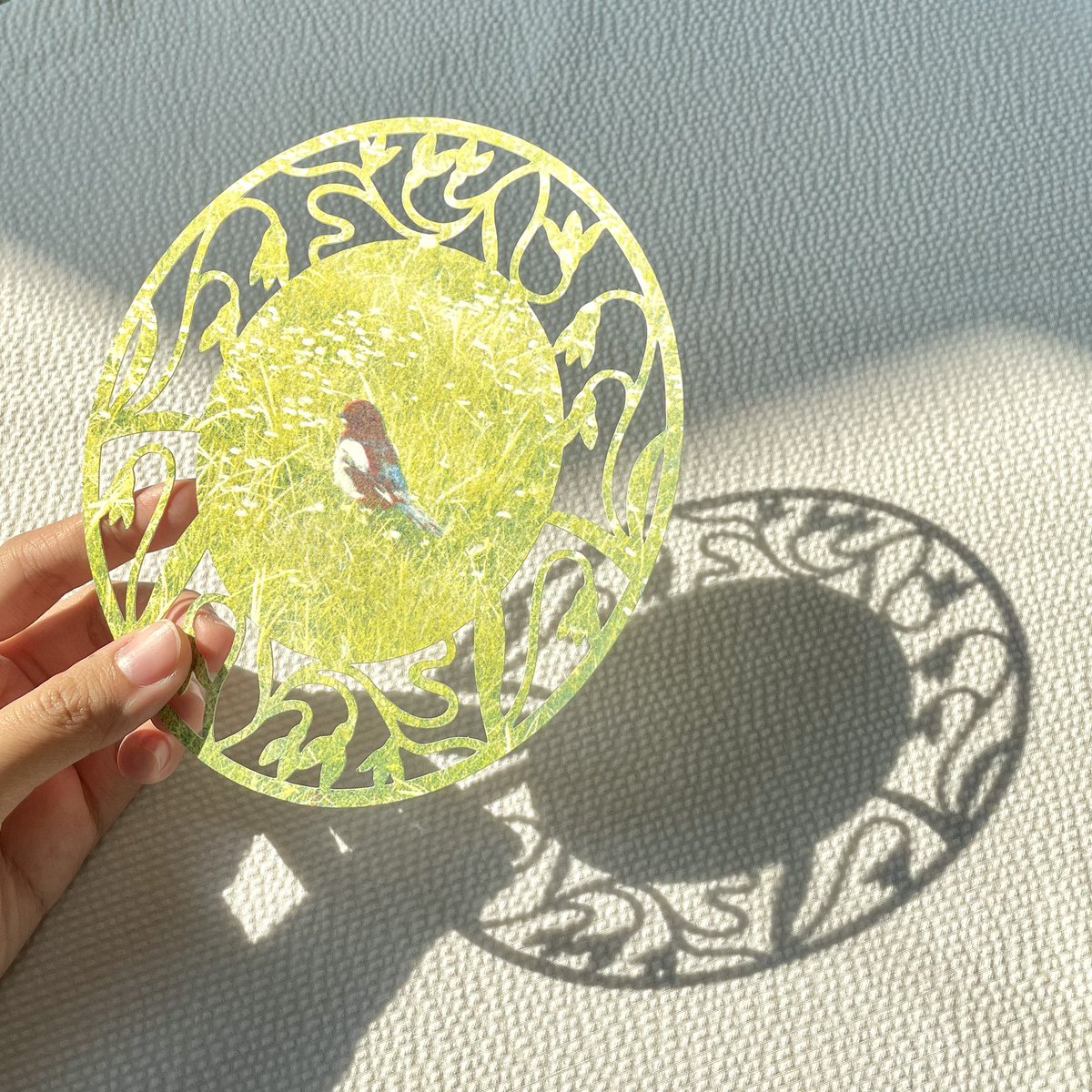 mmmmmmmmmmima's tweet photo. เราเป็นคนนึงที่ชอบงานศิลปะช่วงของยุค art nouveau ด้วยที่เส้นออแกนิคลื่นไหลด้วยรูปทรงที่ได้แรงบันดาลใจจากธรรมชาติทำให้ส่วนนึงได้เอาแรงบันดาลใจนั้นมาผสมผสานกับดีไซน์ของตัวเองเพื่อสร้าง silhouette ของดอก snowdrops มาฉลุลายบนกระดาษค่ะ https://t.co/h60ZlLMKCD
