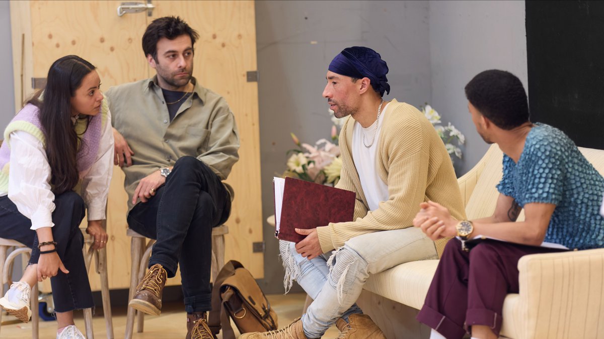 NationalTheatre's tweet image. Break a leg to the cast and crew of The Motive and the Cue for their first show tonight ✨

📸 Mark Douet

#TheMotiveAndTheCue #NationalTheatre